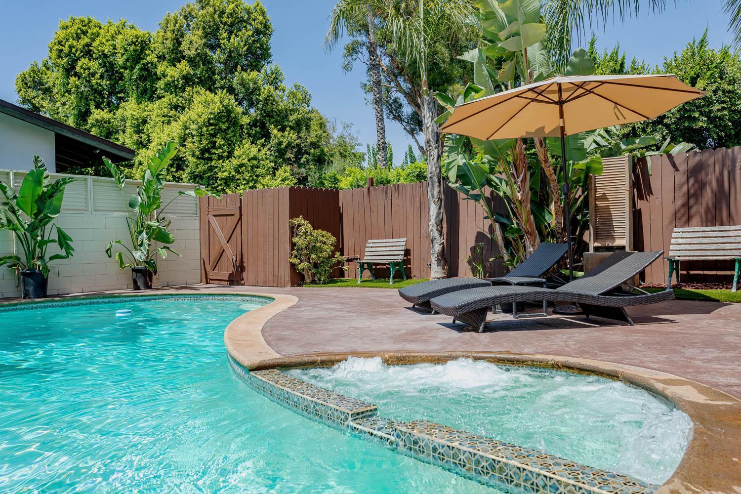 Cozy With Pool And Jacuzzi Minutes From Universal Holiday home *
